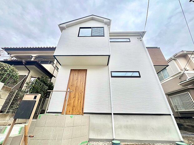 その豊かな眺望にふさわしい空間には、通風・採光にも優れ、心地よい光と風があふれています。