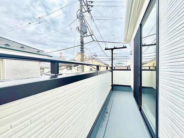 日当たりのよい住宅エリアですので、多くの陽光が降り注ぎ、室内には陽だまりを生み出してくれます。