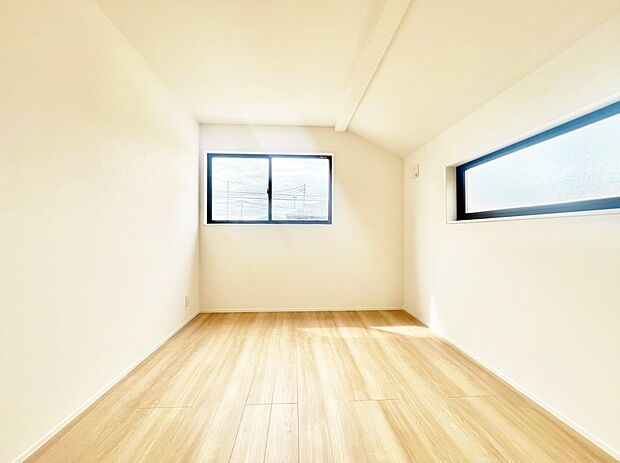 木のぬくもりが感じられるナチュラルな雰囲気に仕上がった室内はシンプルで過ごしやすい空間。