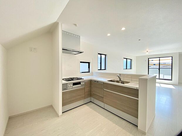 広々キッチンを採用。みんなで作った料理を召し上がりながらの会話は、どのような物になるのでしょうか。