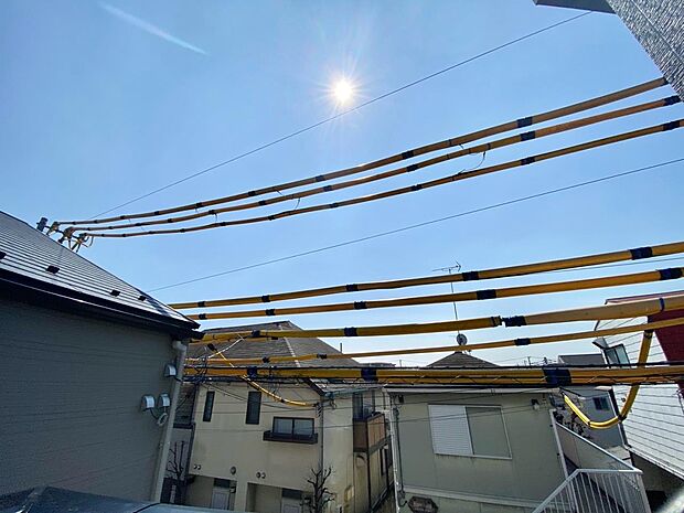 その豊かな眺望にふさわしい空間には、通風・採光にも優れ、心地よい光と風があふれています。