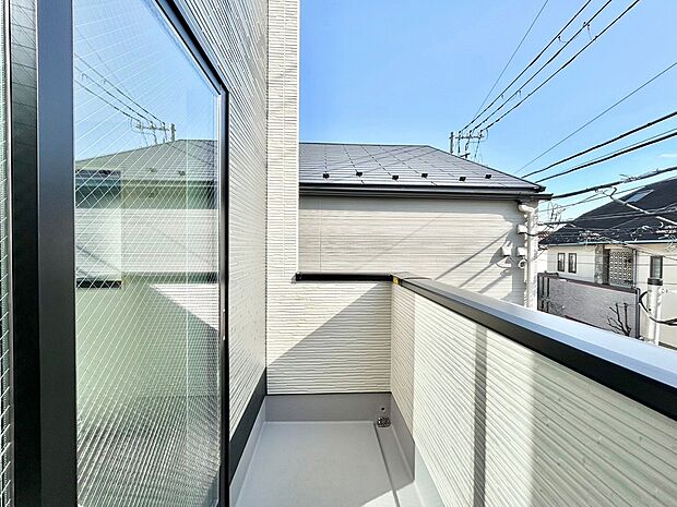 日当たりのよい住宅エリアですので、多くの陽光が降り注ぎ、室内には陽だまりを生み出してくれます。