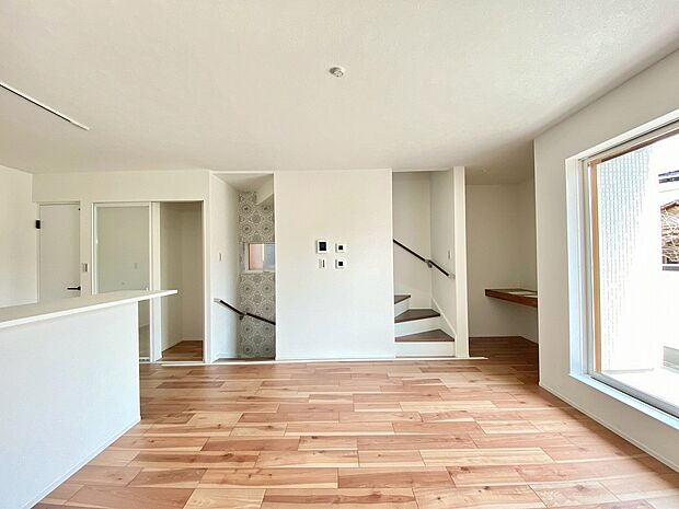 光が注がれる青い空から鮮やかに赤色にゆっくりと染まる。そんな優しい時間がここでは流れてゆく。