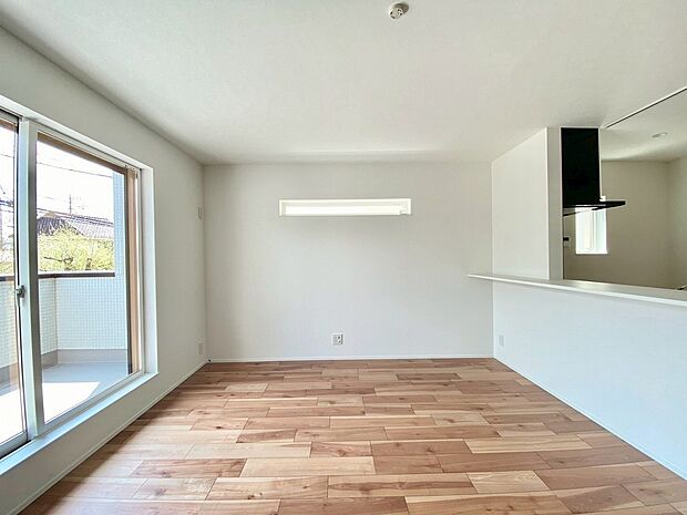 内装は光と風を存分に感じられる、開放的な雰囲気が特徴。リビングも広く設け訪れる人々を暖かく迎えます。