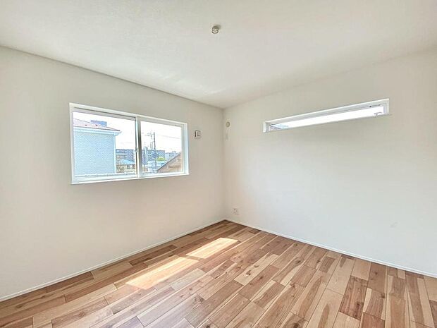 カスタマイズして頂けるように「シンプル」にデザインされた室内。家具やレイアウトでお好みの空間を創造。