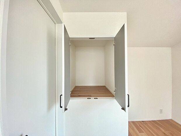 少しでも空いているスペースを収納にすることで、無駄のない空間を演出しております。