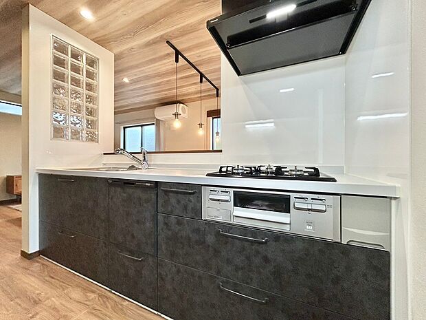 対面キッチンを採用。キッチンから立ち込める香りが今日の料理を期待させます。