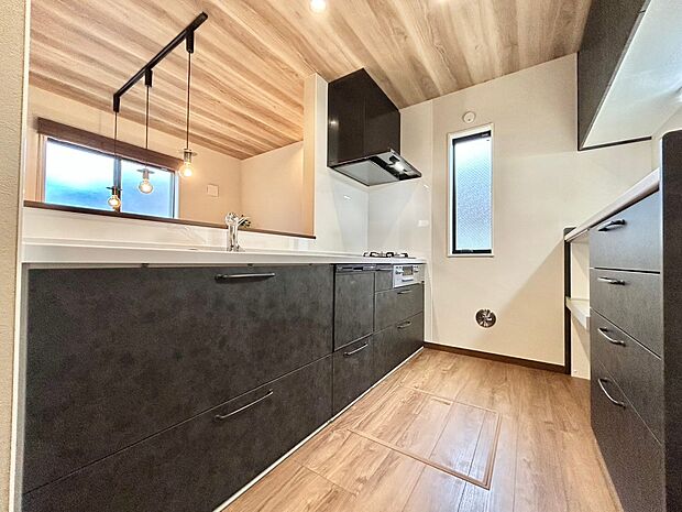 重厚感のあるカラーデザインで統一されたキッチンは、ご家族を見守る事の出来る対面式を採用。