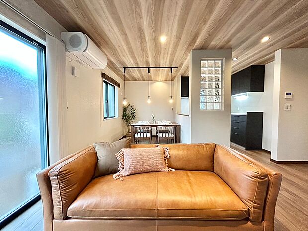 忙しい朝でも、しっかり家族が揃って食事をして頂けるゆとりある大きさのダイニングスペース。