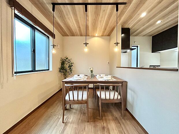 食卓から家族の賑やか会話が聞こえてきそうなキッチンでリビングと一体感を感じる動線の間取りタイプです。