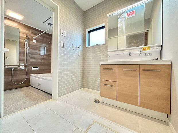 三面鏡も備えた美しい設備。手で洗いたい素材の衣服も洗える大型ボウルです。