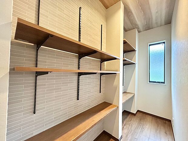 少しでも空いているスペースを収納にすることで、無駄のない空間を演出しております。