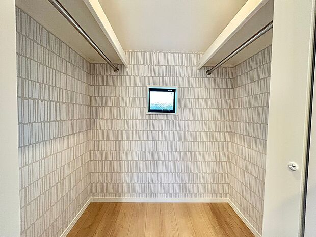 ウォークインクローゼットを完備。季節物の家電製品やキャリーバック、お荷物が多い方でも安心のスペース。