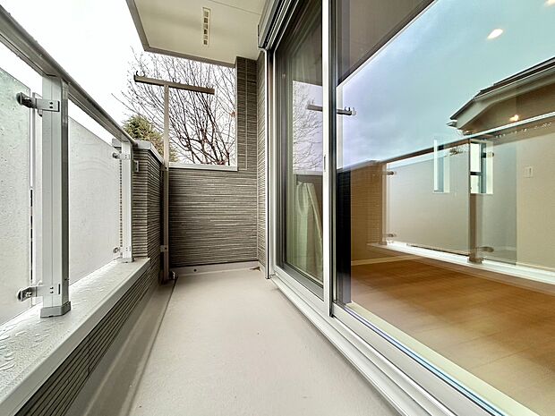 日当たりのよい住宅エリアですので、多くの陽光が降り注ぎ、室内には陽だまりを生み出してくれます。