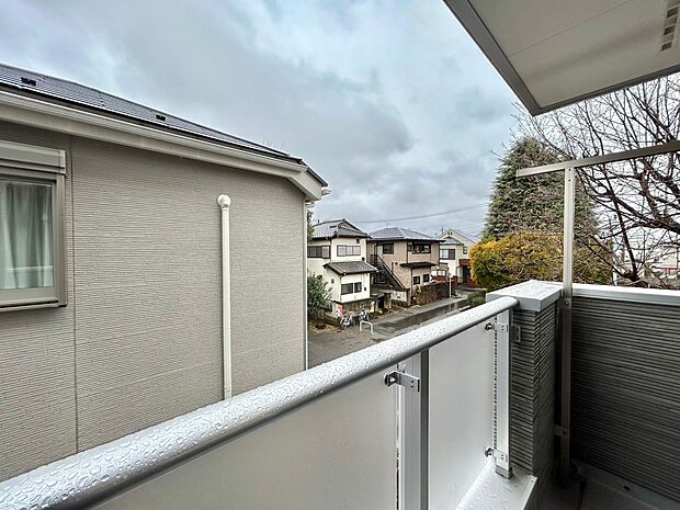 屋根があるため急な天気の変化などにも安心。プライバシーが確保でき、家族の憩いの場としても利用可能です。