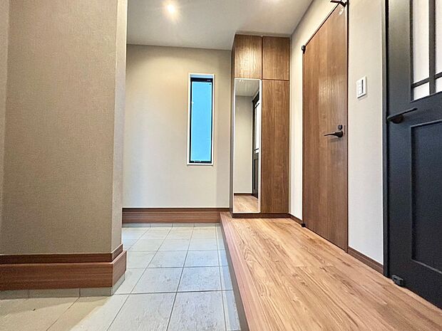 広々とした玄関には拘りました。毎日、みんなを見送り、そして迎え入れる場所だから。