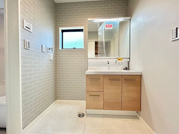 使い易さだけではなく、ドラム式などの大き目の洗濯機を配置しても十分なスペースを確保しております。