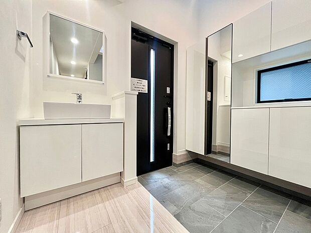 玄関は大事な入り口部分。明るく清潔感が溢れ、訪れる者すべてを「安らぎ」と「充実」で包み込みます。