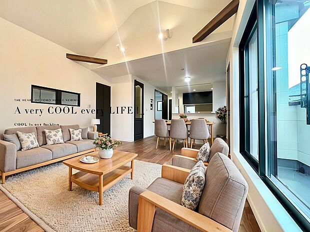 【配置してある家具や小物はCGによるイメージです。】リビング