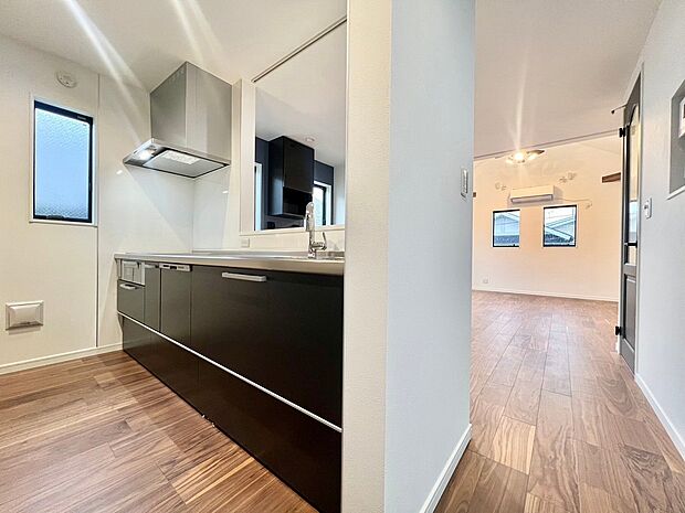 光が注がれる青い空から鮮やかに赤色にゆっくりと染まる。そんな優しい時間がここでは流れてゆく。