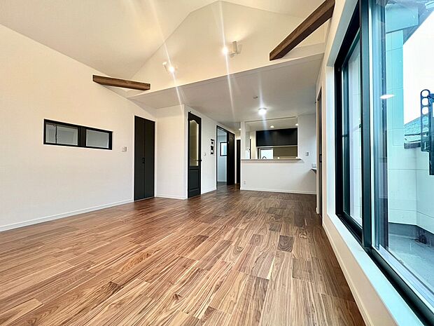 近隣との視線を考え、調整される窓位置。外観だけでなく、そこに住まうご家族の心地よさを最優先しました。