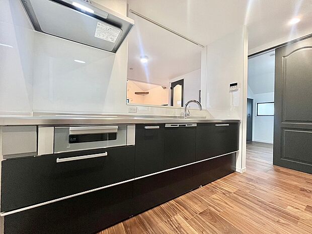 落ち着いたカラーで統一されたキッチン。拘り過ぎないタイプなのでご家族様だれにでも似合うキッチンです。