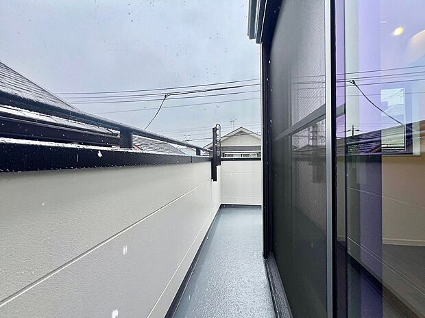 日当たりのよい住宅エリアですので、多くの陽光が降り注ぎ、室内には陽だまりを生み出してくれます。