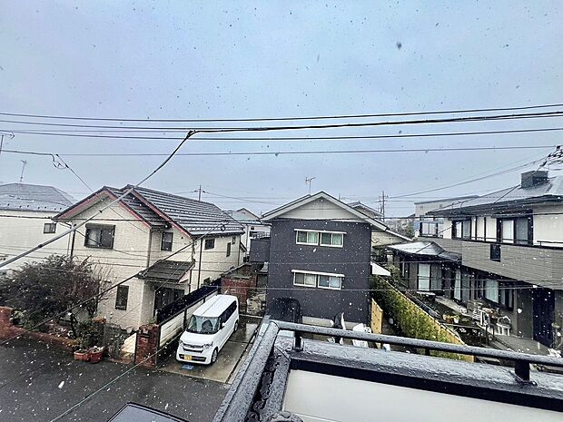 その豊かな眺望にふさわしい空間には、通風・採光にも優れ、心地よい光と風があふれています。