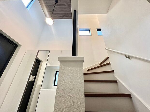 お子様やご年配の方の安全にも配慮した造り。また、窓があることで明るさと広さを感じられます。