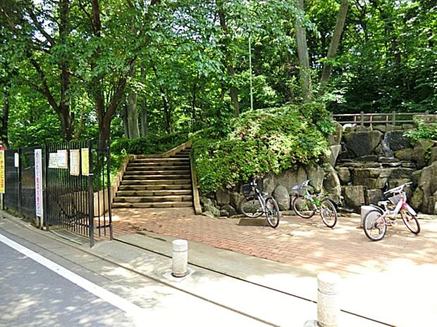 滝の根公園まで約468m