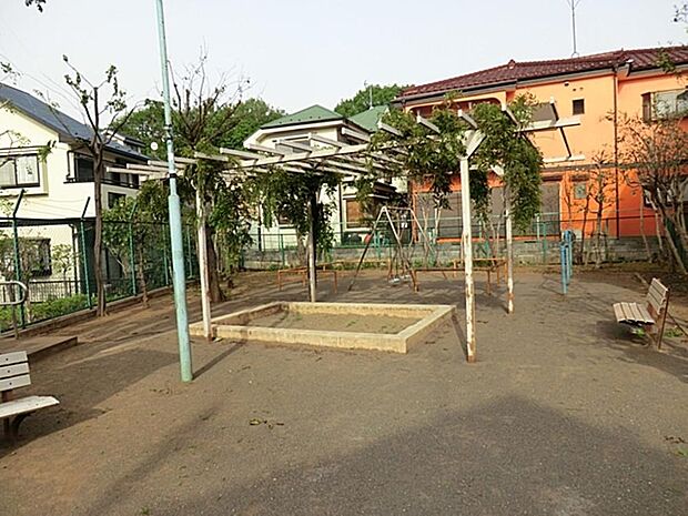 旭が丘一丁目児童遊園まで約689m