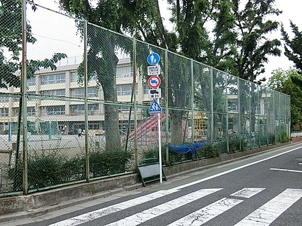 練馬区立大泉学園緑小学校まで約640m