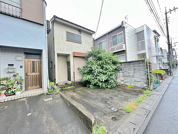 整然とした空間演出、オーナー様にとって快適な理想の暮らしの実現は家のみの拘りではなく、そこで暮らす方々にとって素敵な環境であることも挙げられると思います。四季折々の変化が奏でる鼓動を楽しんで下さい。