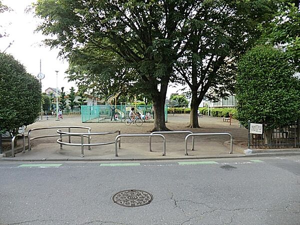 越戸公園まで約246m
