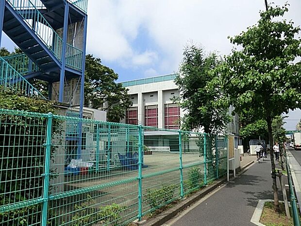 練馬区立関中学校まで約582m