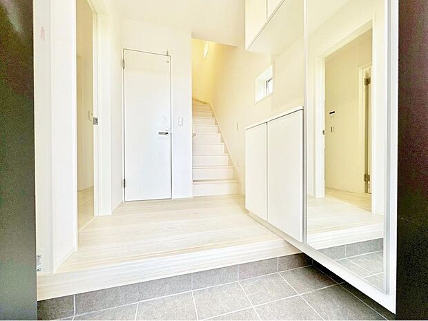 【同施工業者完成施工例：玄関】間取り・カラーデザイン・仕様等は異なる場合がございます。