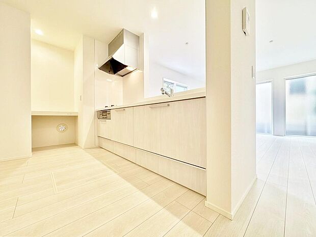 【同施工業者完成施工例：キッチン】仕様・カラーデザイン・設備等は異なる場合がございます。