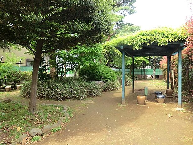 緑の公園まで約377m