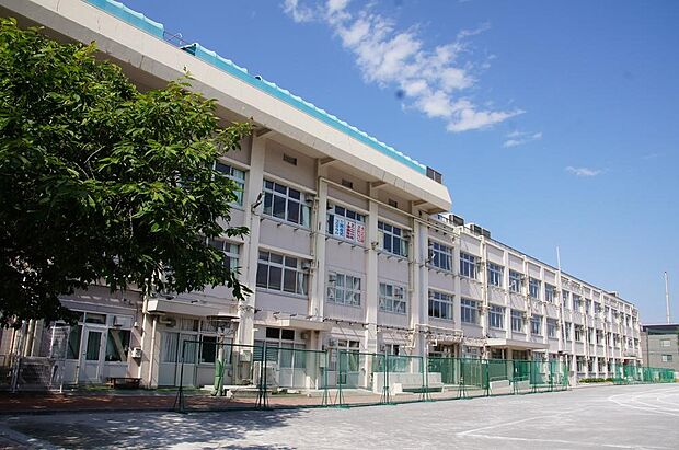 板橋区立西台中学校まで約825m