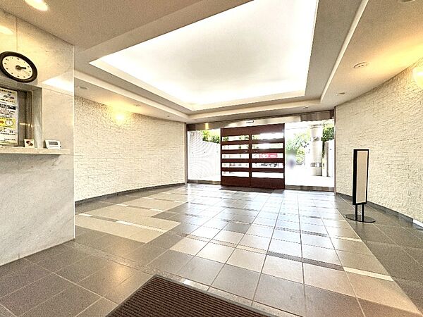 【Entrance hall】エントランスホール