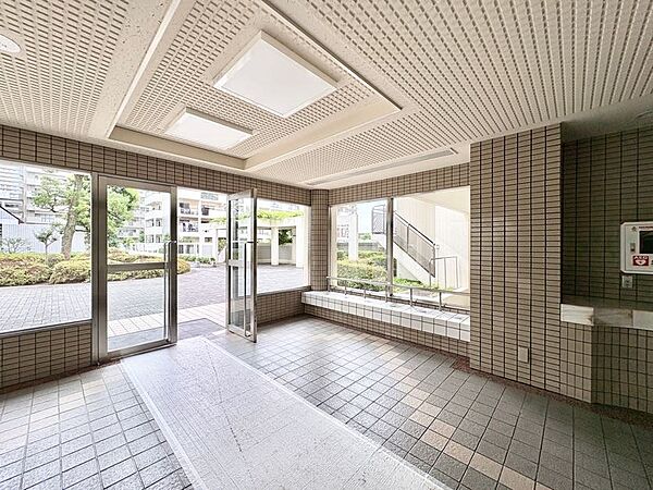 【Entrance hall】エントランスホール