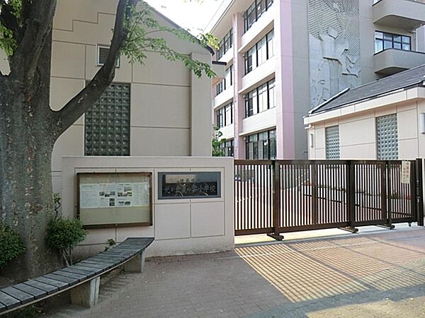 練馬区立光が丘夏の雲小学校まで約179m