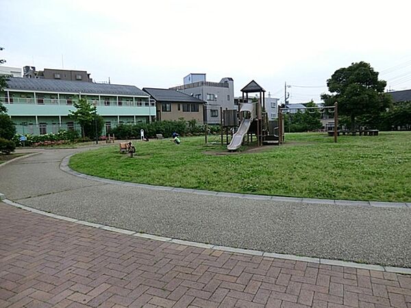 緑の公園まで約329m
