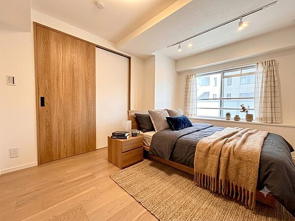 【配置してある家具や小物はCGによるイメージです】 【Bedroom】居室