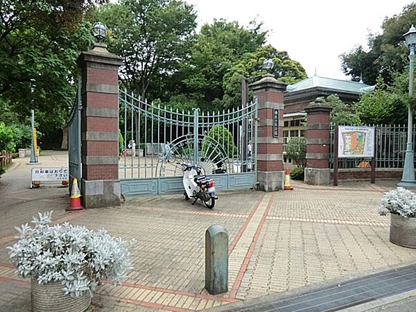 蚕糸の森公園まで約448m
