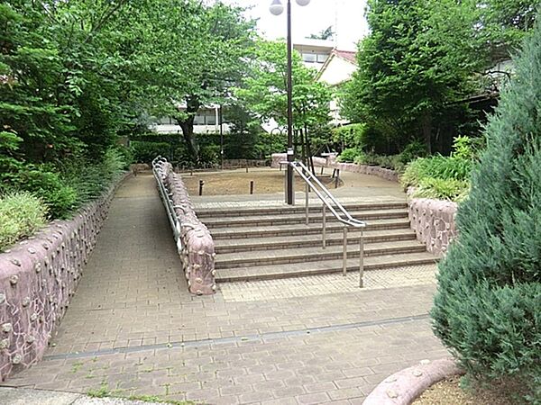 上池袋一丁目ゆったり広場まで約492m