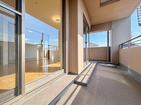 【街に溶け合う美しい景観をCG加工により空を晴天にしています】【Balcony】バルコニー