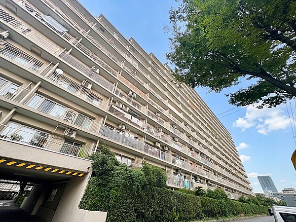 【街に溶け合う美しい景観をCG加工により空を晴天にしています】【Exterior】外観