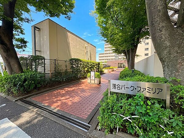 【街に溶け合う美しい景観をCG加工により空を晴天にしています】【Entrance】エントランス