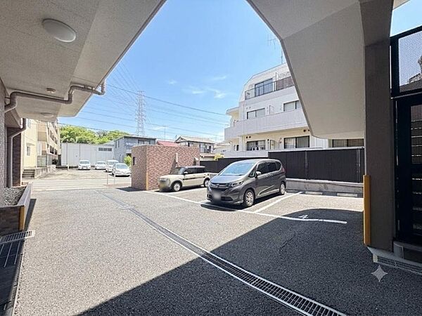【CG加工により空を晴天にしています】【Parking】駐車場